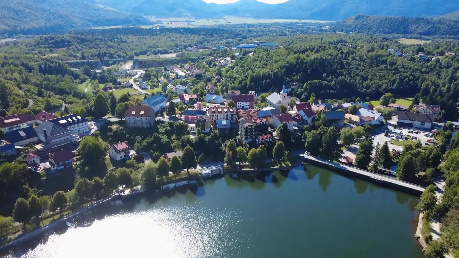 Fužine i jezero Bajer iz zraka — kadar iz filma Beyond the Mountains